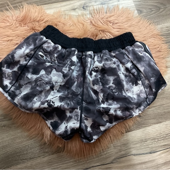 Lululemon Black And White Athletic Short Size 6 - Picture 6 of 9